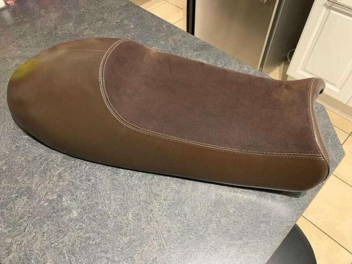 Une sellerie authentique pour votre moto grâce au travail de nos artisans chevronnés.